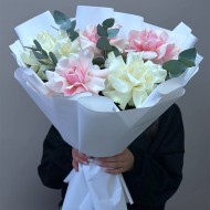 Микс белых и розовых французских роз